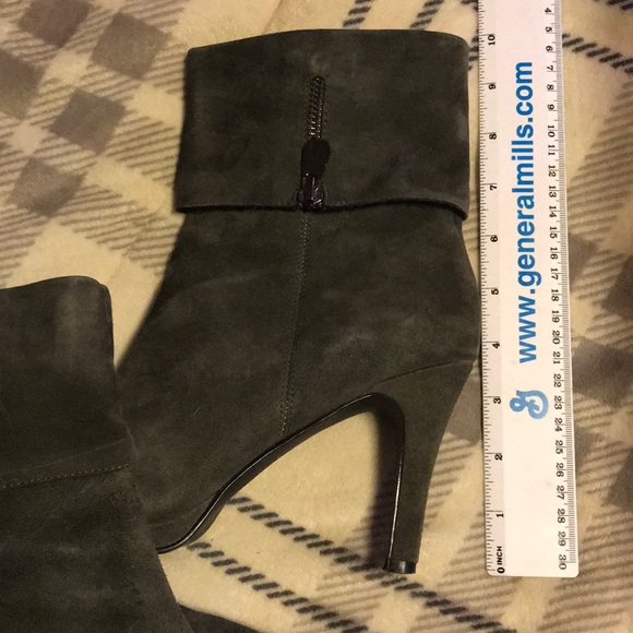 Tahari grey suede heeled boots - Picture 4 of 6